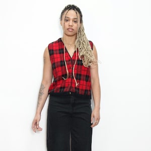 Chaleco de punto de mezcla de algodón acanalado sin mangas con botones y estampado de cuadros escoceses de franela a cuadros rojo y negro de los años 80 y 90 // Talla M
