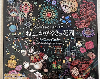 Puede incluir: Un gato blanco y negro con una bufanda roja y blanca sostiene una bengala frente a un fondo negro con flores de colores, estrellas y un planeta. El texto "Brilliant Garden" y "Keiko Katagiri & ta-nya" está impreso en blanco. La portada del libro es para un libro de actividades de arte de raspar.