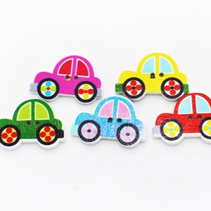 おもちゃの車の木製ボタン、ミックスロットの木製ボタン、赤ちゃん用子供用ボタン、2穴ボタン、男の子用ボタン、車、緑、黄色、青、赤、ピンク