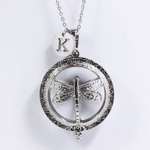 Peut inclure: Collier en argent avec un pendentif en forme de libellule et un charme avec la lettre K.