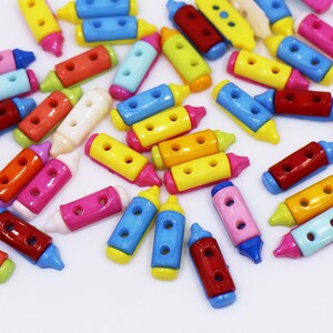 クレヨンボタン、カラフルな虹色、鉛筆型、プラスチック製、2つの穴、赤、白、オレンジ、黄色、子供用クラフトセーター用、12 mm
