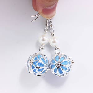 Örhängen med blommotiv för eterisk olja, för parfym, aromaterapiolja, medaljong, droppörhängen, silverfärgade, bollformade, utskurna blommor