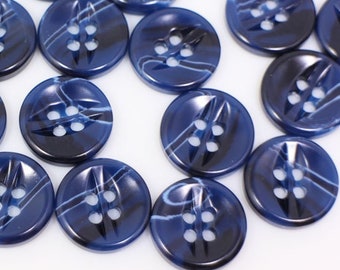 Pode incluir: Uma coleção de botões de plástico azul com um padrão de redemoinho branco. Cada botão tem quatro furos.