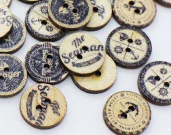 Könnte beinhalten: Eine Sammlung von Holz-Knöpfen mit nautischen Motiven. Die Knöpfe zeigen verschiedene Designs, darunter Anker, Kompasse und den Text "The Seaman".