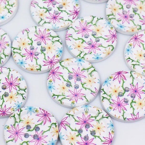白とピンクの花柄木製ボタン、ピンクの小さな花柄ボタン、縁が盛り上がったボタン、セーターボタン、DIY クラフト、4 つの穴の木製ボタン、25 mm