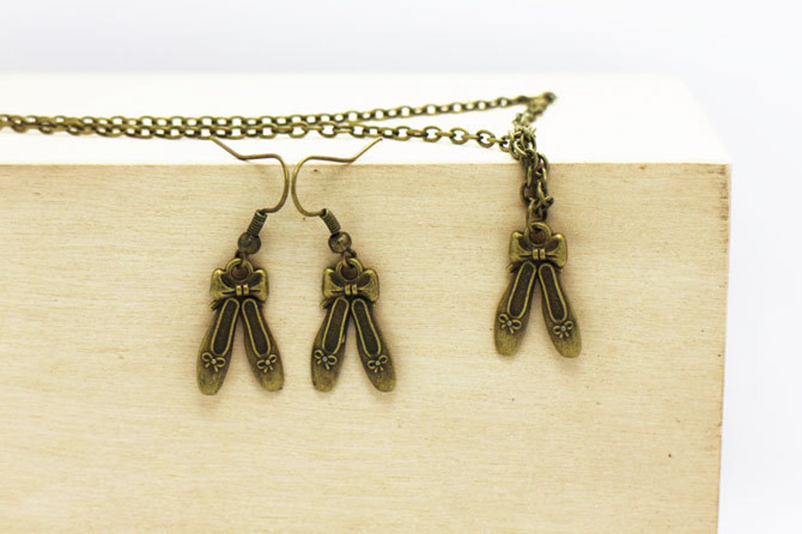 ballet slippers dangling earrings, ballet shoes necklace, antique bronze charm, jewelries set, vintage style, 3d charm, ballet,