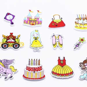 Peut inclure: Un ensemble de 12 boutons en bois avec des motifs sur le thème des princesses. Les boutons sont peints avec des couleurs vives et présentent des images d'un château, d'une calèche, d'une princesse, d'une licorne, d'un gâteau, d'une robe, d'une baguette magique, d'un sac à main, de chaussures, d'un miroir et d'une sirène.