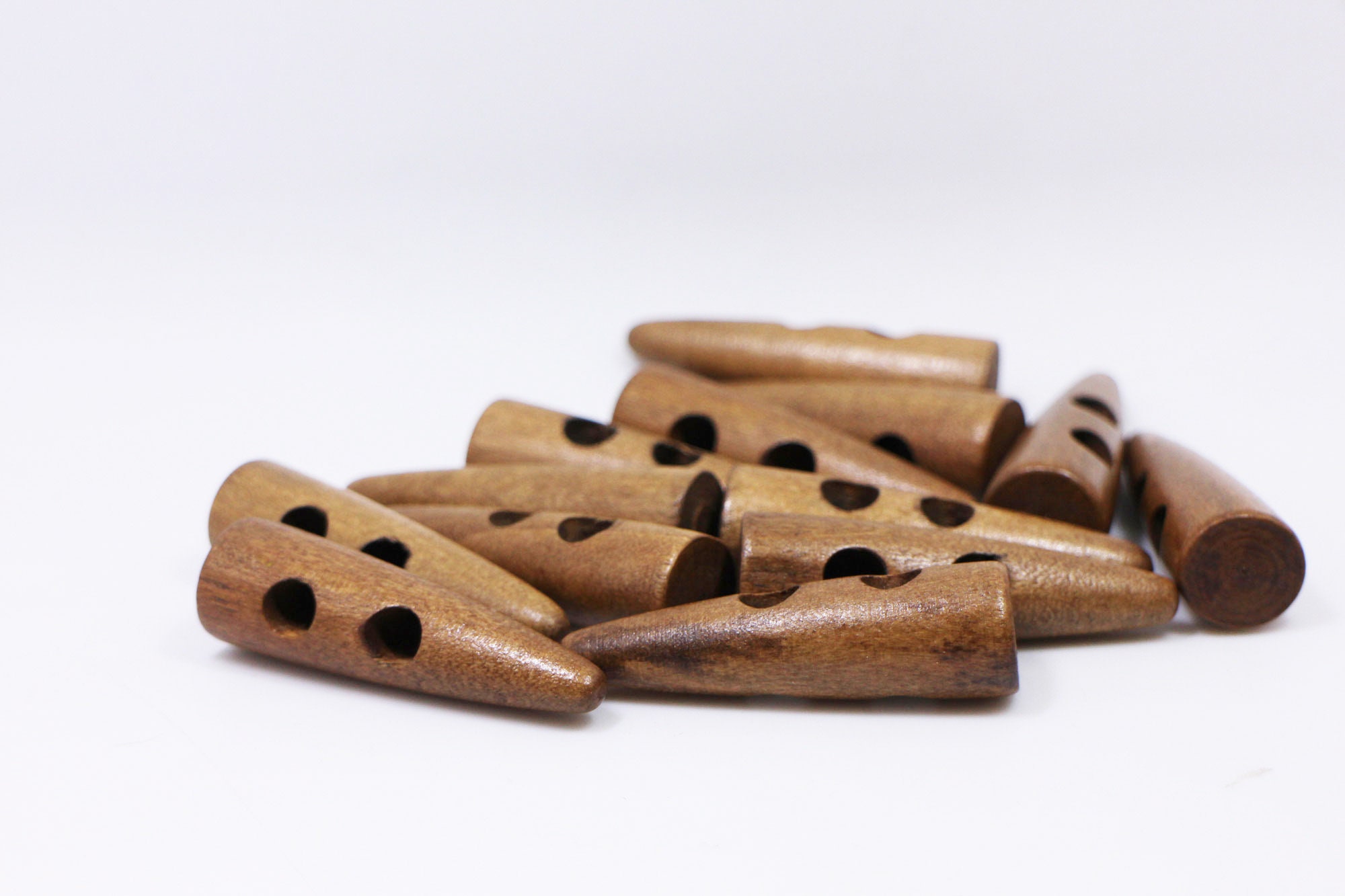  GLOGLOW 50Pcs Wood Toggle Buttons, Wood Sewing Horn Toggle  Buttons 2 Holes Wood Buttons Dark Coffee Wood Button DIY Coat Clothes  Decoration