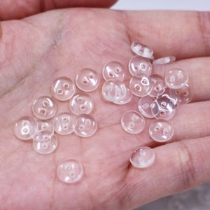 50 Mini bouton transparent, extra petite taille minuscule, transparent, pour coudre poupée en tissu de poupée faire des fournitures, deux trous, 7.5mm, 0.29inch, bord lisse
