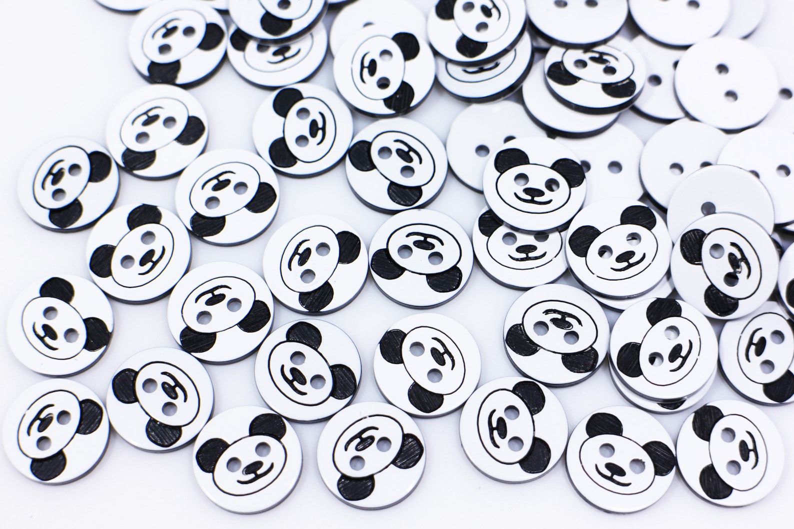 пуговицы "чёрные". пуговицы бело черные. пуговицы черные и белые. Cn 2764 пуговица 44l. пуговка черная с белым.