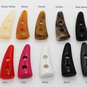 Peut inclure: Assortiment de 10 boutons en corne &agrave; deux trous dans diff&eacute;rentes couleurs, y compris blanc cr&egrave;me, miel, camel, caf&eacute;, brun fonc&eacute;, rouge, rose, blanc, noir et gris.