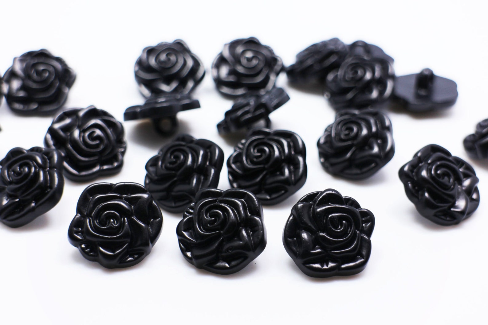 Fallen button of the rose. Rose button. Буттон роуз. Lupe's buttons rose энциклопедия. Rose button 18.