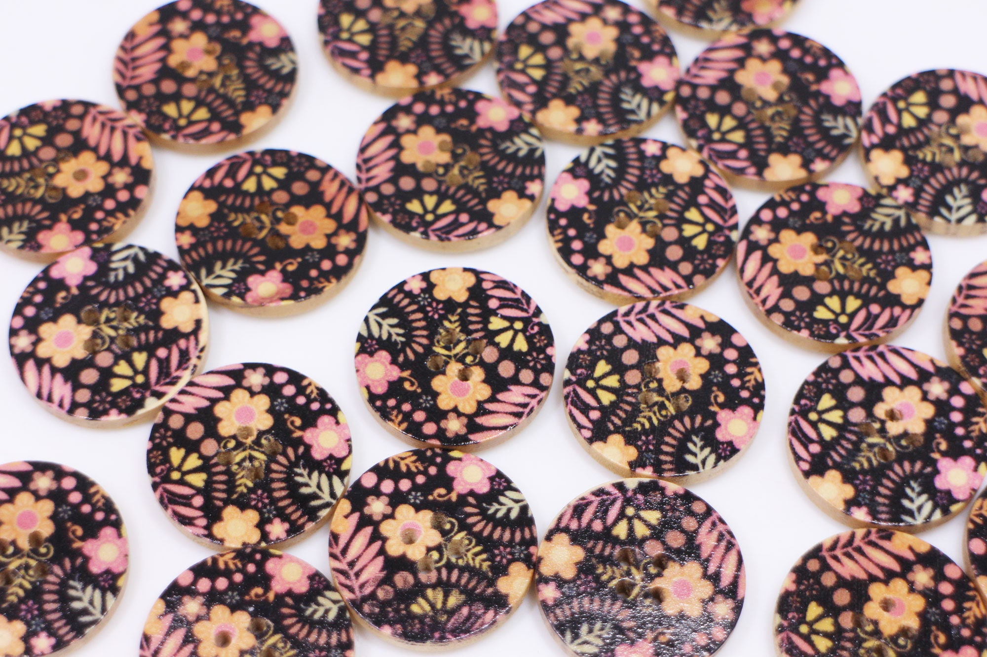 ブラックフラワー木製ボタン、25 mm、0.98 インチ、花柄、オレンジ