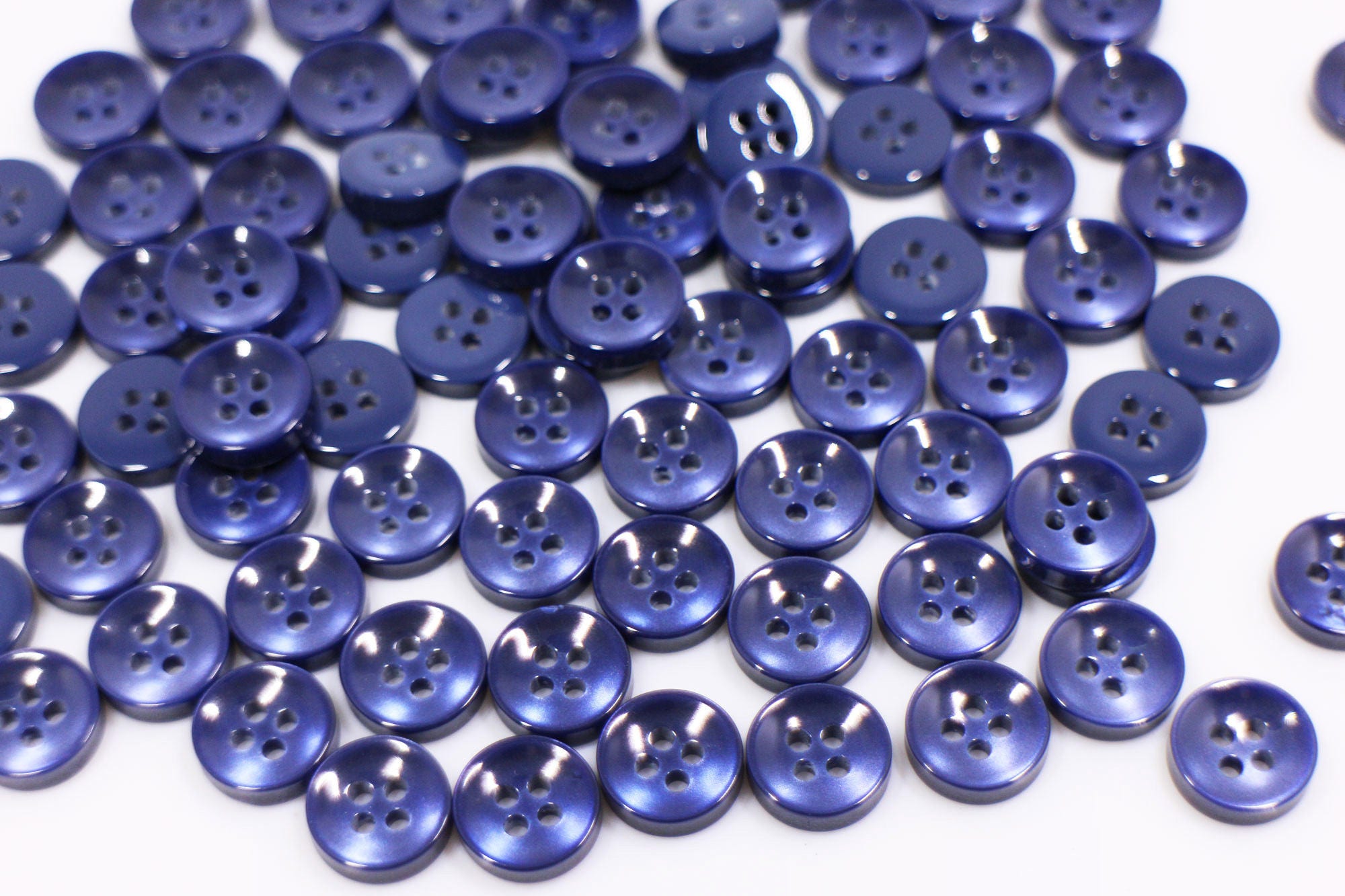 пуговицы круглые металлические. пуговицы блёстки. пуговицы мебельные. блестящие пуговицы. пуговицы металлические со стразами.