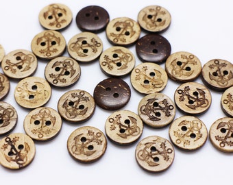 Könnte beinhalten: Eine Sammlung brauner Kokosnuss-Knöpfe mit Anker-Design. Die Knöpfe haben zwei Löcher und sind auf einer weißen Oberfläche verstreut.