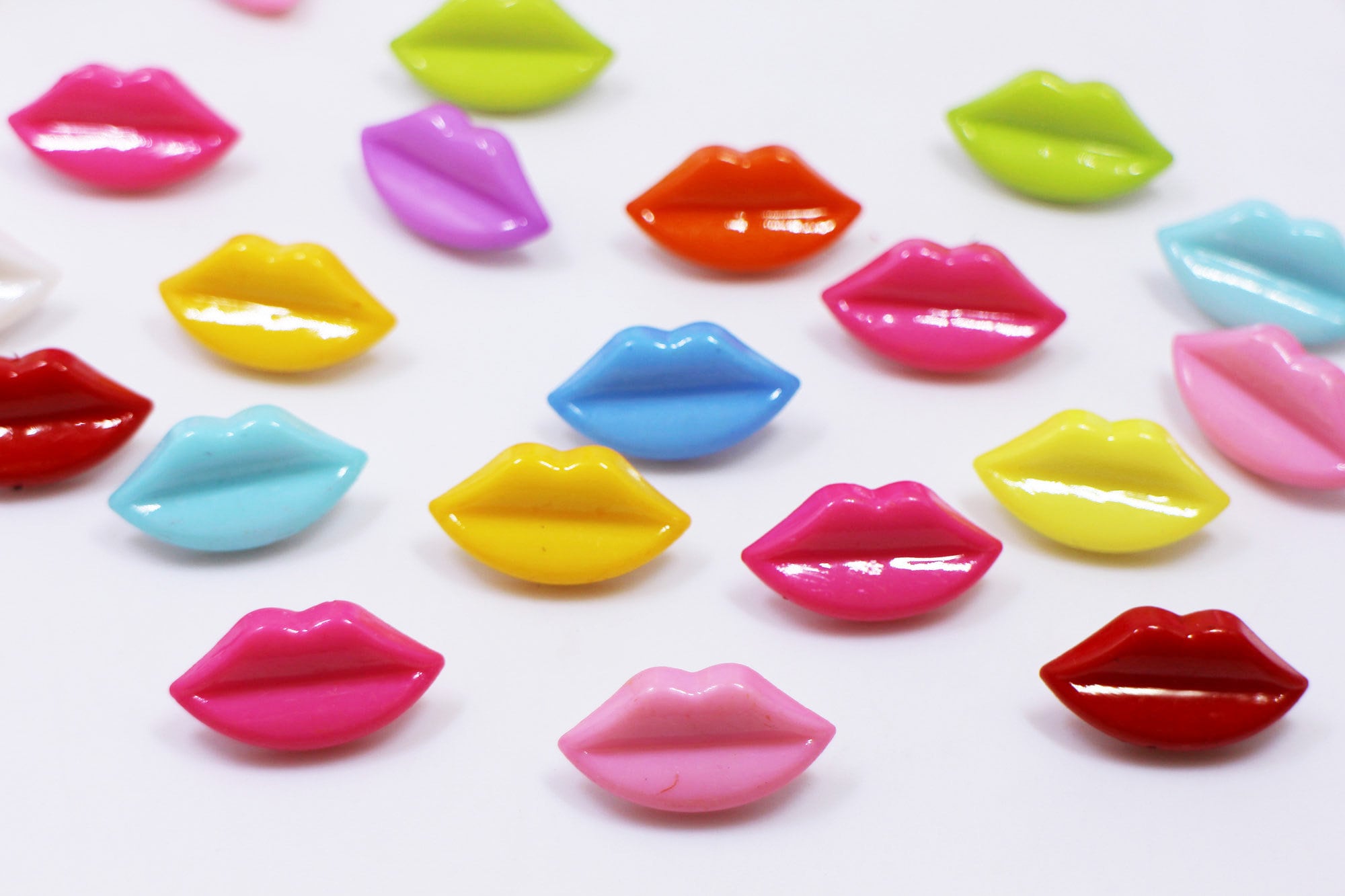 XIXILINRUIYUN 100 Heart Shaped Resin Buttons, Mixed Colors For Sewing, Knitting, DIY Crafts
