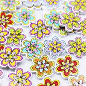 花の木製ボタン、花の特別な形、2つの穴、平らな形、混合色、赤紫黄色ピンク青、20 mm、夏かわいいガーリーDIY