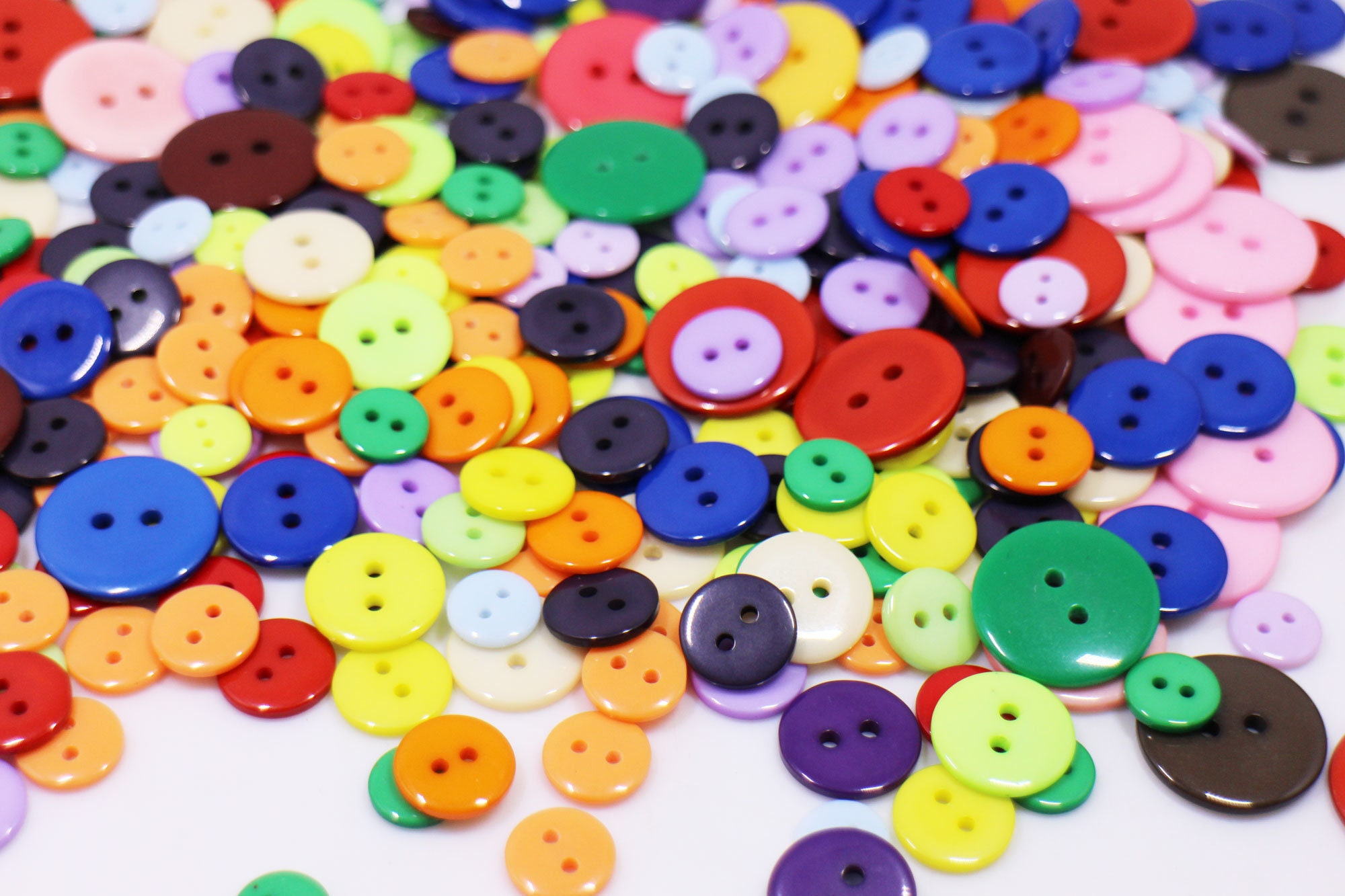 100 Assorted Craft Buttons, Mixed Lots, Mixed Color, for DIY Craft Children  Cloth Sewing, Two Holes, Glossy Finish, Resin Made, Craft Packs 
