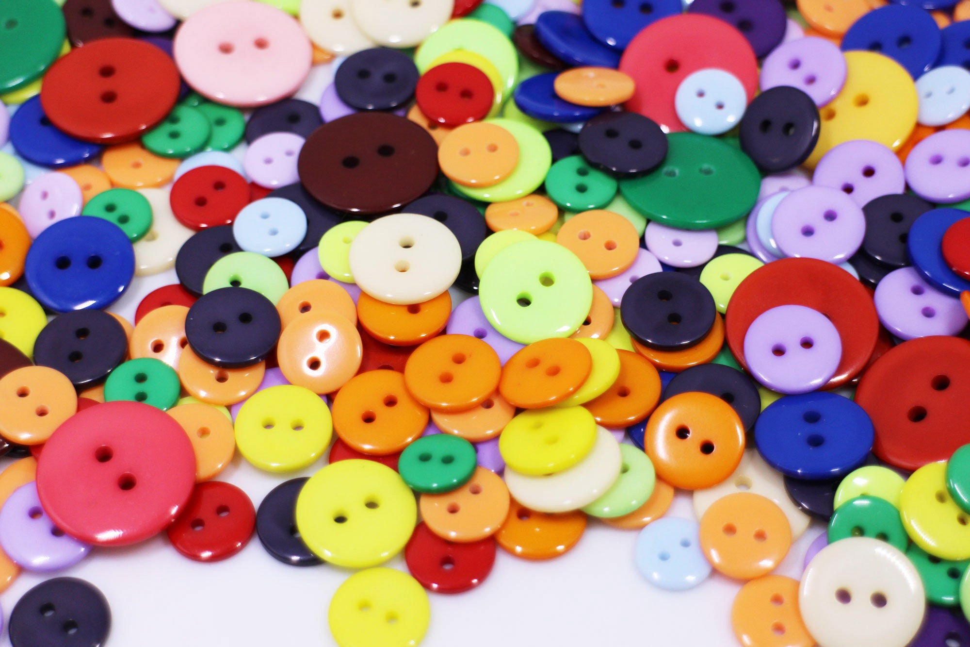 100 MIXED BUTTONS ASSORTED SIZES COLOURS CRAFT SEWING CARDMAKING EMBELLISHMENTS 