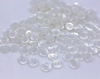 Mini bouton blanc, finition brillante, taille extra petite, deux trous, en résine, pour coudre un chemisier en tissu de poupée, 9 mm, forme ronde, bord fin.