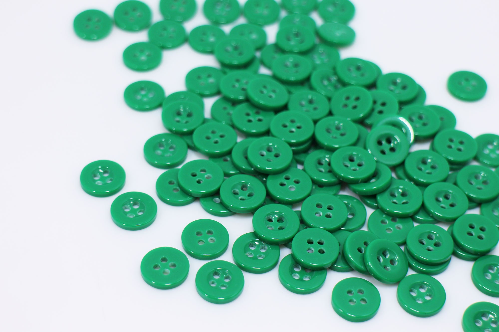 2000 Pieces Colourful Buttons for Crafts, Plastic Craft Knots, Buttons,  Resin Kids Buttons, Colored Buttons for DIY Sewing, Scrapbooking and  Crafts