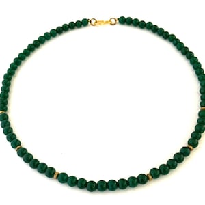 Peut inclure: Un collier de perles de pierres précieuses vertes avec un fermoir en or.