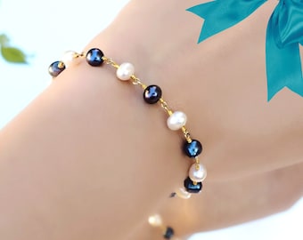 Dainty Natural White and Dark Blue Pearl Adjustable Bracelet, minimalist jewel, gifts for mum, women pearl, something blue, bridesmaid gifts