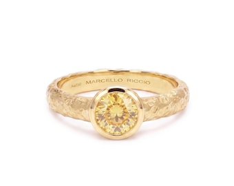 Anillo solitario redondo de zafiro amarillo en oro texturizado de 18 quilates sin tratar.