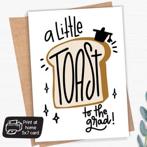 Carte imprimable A Little Toast Grad - originale et mignonne - carte de remise des diplômes drôle - promotion 2025 à imprimer à la maison
