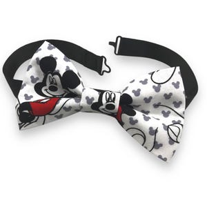 MICKEY MOUSE / Gravata borboleta de tecido feita à mão com alça ajustável / Laço pré-amarrado pronto para envio / Gravata borboleta Disney Mickey Mouse acessório / Presente preppy
