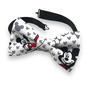 MICKEY MOUSE / Gravata borboleta de tecido feita à mão com alça ajustável / Laço pré-amarrado pronto para envio / Gravata borboleta Disney Mickey Mouse acessório / Presente preppy