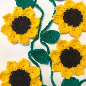 CROCHET SUNFLOWER GARLAND / Spring Flower Bunting / Ready to be ship Gift Mother's Day Office Co Worker / Sunflower Chain Preppy Wall Decor