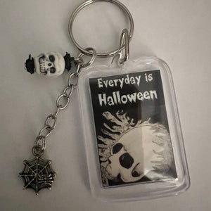 Todos los días es Halloween Calavera Llavero Foto de plástico Arte original con encanto de metal
