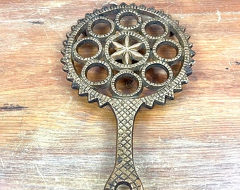 Vintage Solid Brass Handled Trivet Pennsylvania Dutch Design 1983 Hot plate coaster Casserole Trivet Hangs on wall