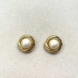 Vintage Gold Tone and Faux Pearl Round clip on earrings