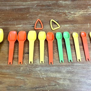 Vintage Tupperware Measuring Spoons Replacement Tablespoons Teaspoons D Links Various Sizes and Colors Sold Individually