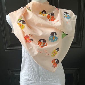 Vintage Pink Geisha Girl Scarf jaren 1950 Japan nylon sjaal anime stijl cartoon stijl jaren 50 stijl