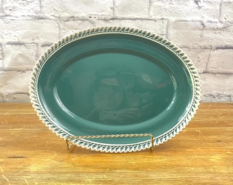 Plato antiguo de cerámica Harker, color verde azulado corintio con borde de cuerda blanca "Pate Sur Pate", 11 3/4 x 9 1/4 pulgadas.
