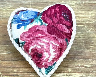 Bordure de corde à épingles coeur cousue à la main sur le thème des roses vintage, cadeau pour courtepointe, cadeau pour les amateurs de travaux manuels de couture