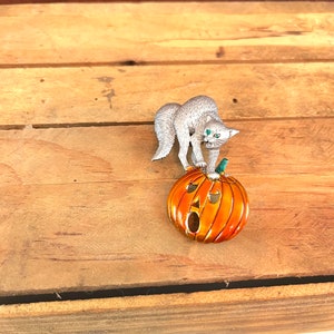 Vintage Cat on Pumpkin Halloween Themed Pin &quot;JJ&quot; Jonette Jewelry maker Fall themed Pin