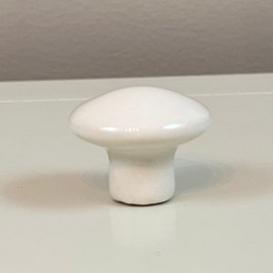 Puede incluir: Pomo de cerámica blanco en forma de hongo para muebles o armarios.