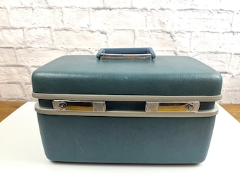 Vintage Blue Royal Traveler Train Case "Medalist" Accessory Case Make-up case carry on 50s 60s style decor