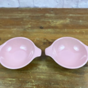 Coppia di ciotole per cereali maculate rosa della metà del secolo, ciotole con doppio manico