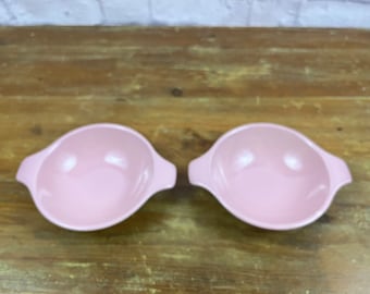 Coppia di ciotole per cereali maculate rosa della metà del secolo, ciotole con doppio manico