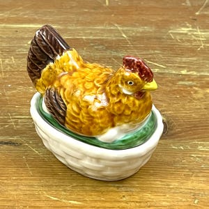 Vintage Ceramic Hen on Nest Lidded Dish Perfect for Keeping Rings safe by the sink Farmhouse Decor Belo Pottery Trinket Dish