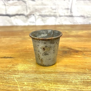 Entzückende Vintage Shabby Metall Mini Safteimer Ahornsirupeimer Sämlingschale Mini Sukkulentenhalter Kerzenhalter 2 Zoll x 2 Zoll