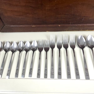 Peut inclure: Un ensemble de 10 cuillères en argent et 6 fourchettes en argent avec un motif floral sur le manche.