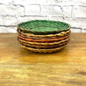 Vintage 80s Wicker Plate Holders Set of 7 Green Tan Yellow Orange Picnic Plates Summer Cookout Paper Plate Holder Holds 9 inch plates