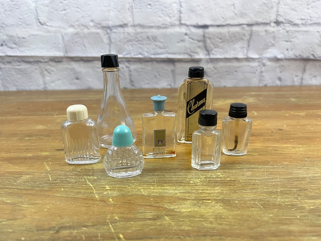 ヴィンテージミニ香水瓶 さまざまなサイズと形がセットで販売されてい