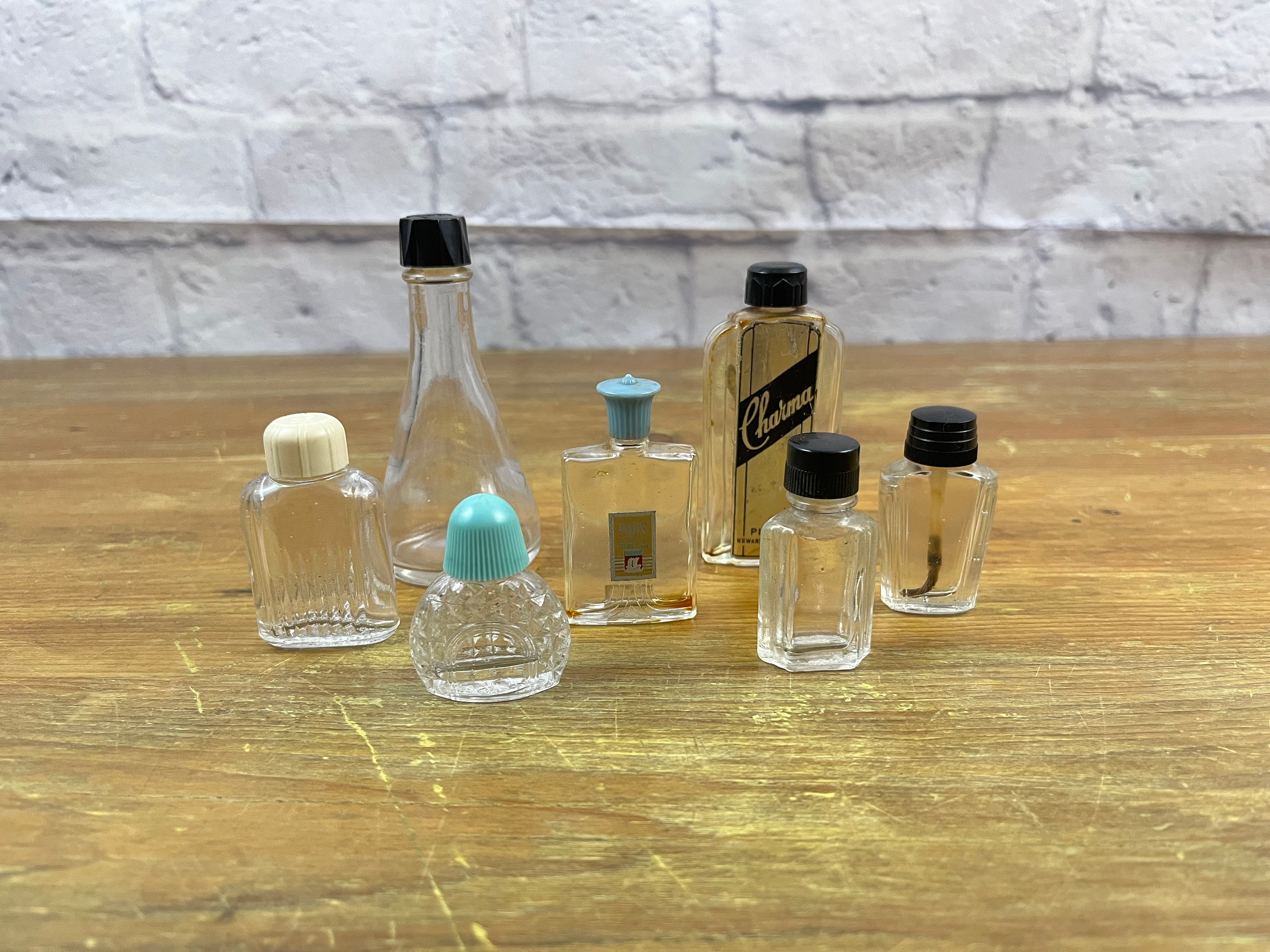 ヴィンテージミニ香水瓶 さまざまなサイズと形がセットで販売されてい
